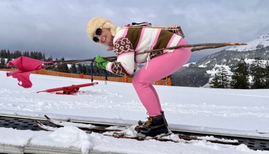 Mit nostalgischer Skiausrüstung dem schlechten Wetter getrotzt