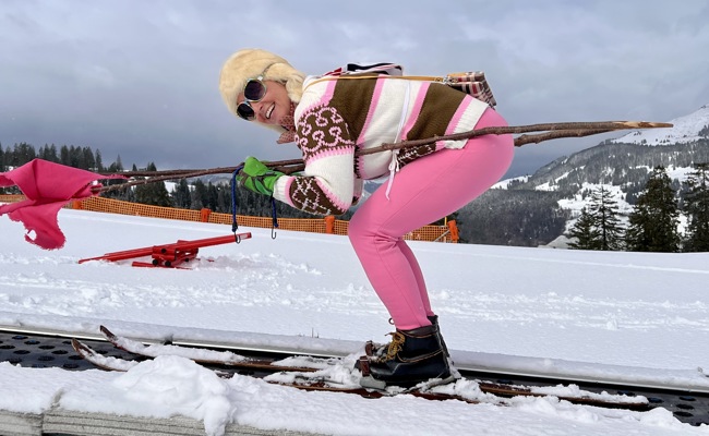 Mit nostalgischer Skiausrüstung dem schlechten Wetter getrotzt