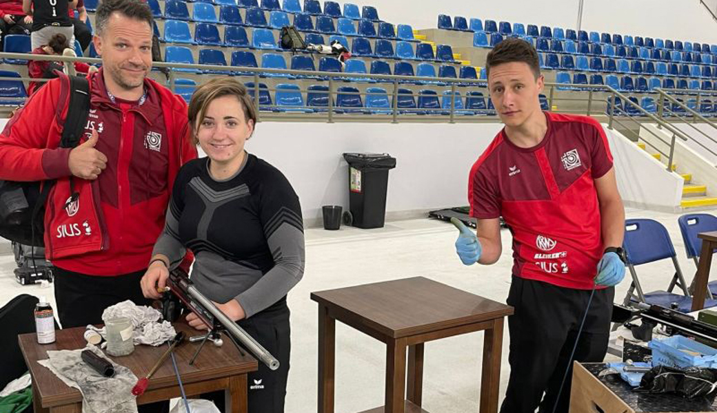  Christoph Dürr mit Sarina Hitz und Trainer Enrico Friedemann (von rechts) nach dem Mixed-Wettkampf. 