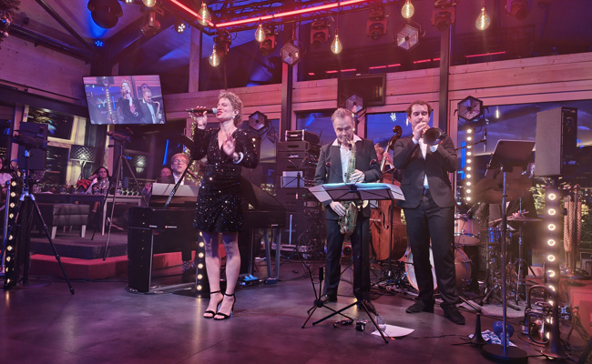 Musikalische Weihnachtsstimmung: Show über den Dächern