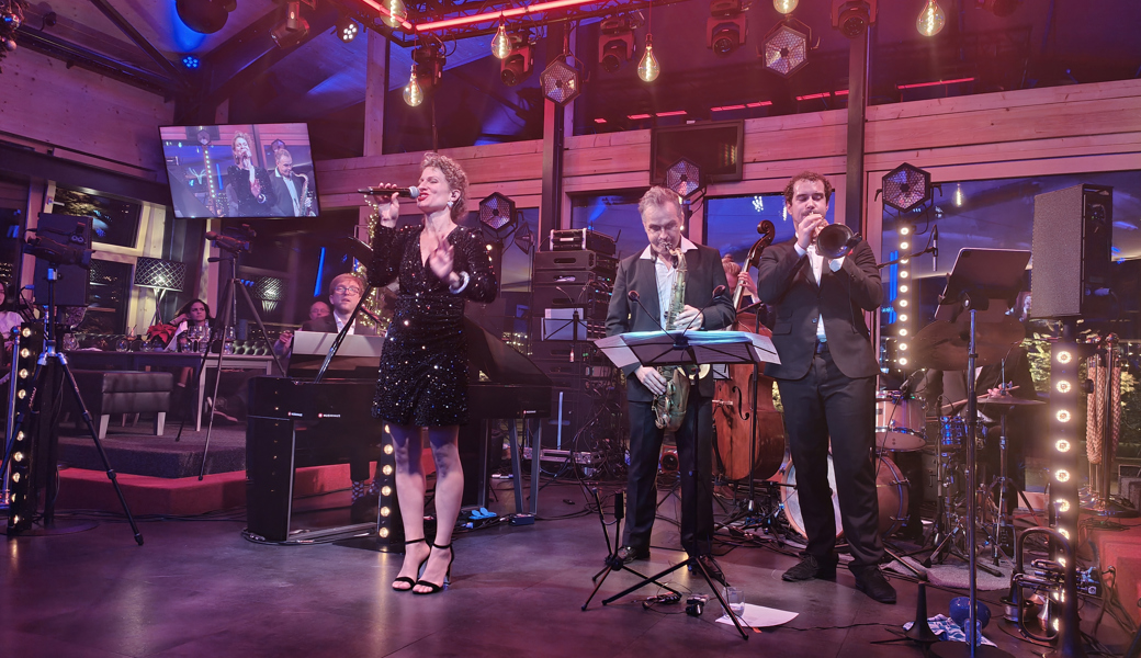 Die «Swingin’ Christmas»-Show der Musikschule Werdenberg erfreute das Publikum in der Sky-Bar in Buchs.