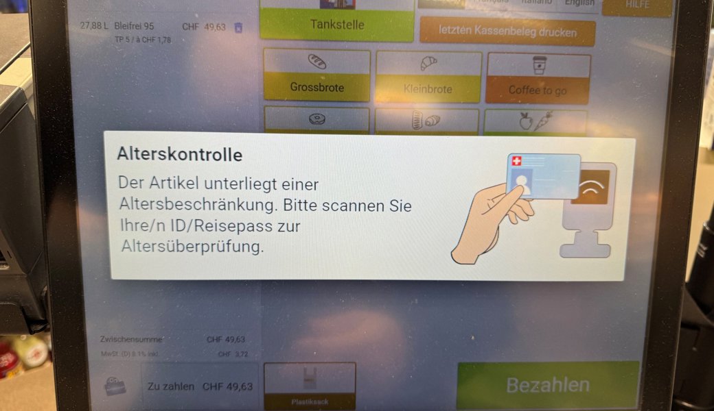 Self-Checkout-Kasse in einer Coop-Pronto-Filiale: Jetzt können die Kundinnen und Kunden beim Kauf der Bierdose oder Weinflasche ihr Alter selbst absegnen lassen. 