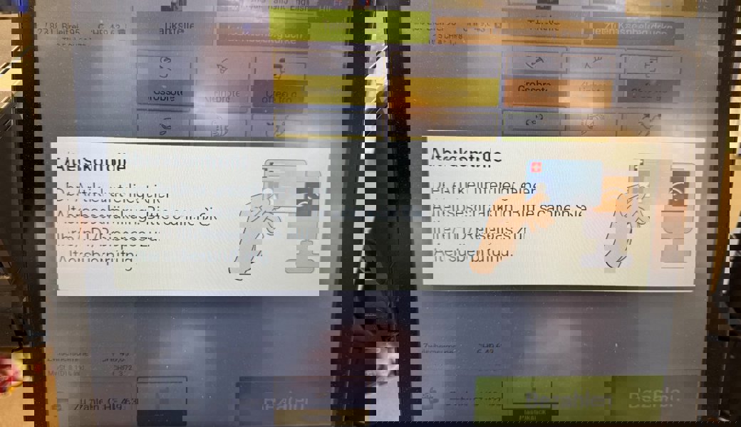 Self-Checkout-Kasse in einer Coop-Pronto-Filiale: Jetzt können die Kundinnen und Kunden beim Kauf der Bierdose oder Weinflasche ihr Alter selbst absegnen lassen. 