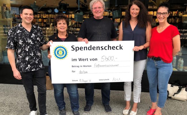 Willkommener Scheck über 5600 Franken für den Jugendbuchverlag «da bux»