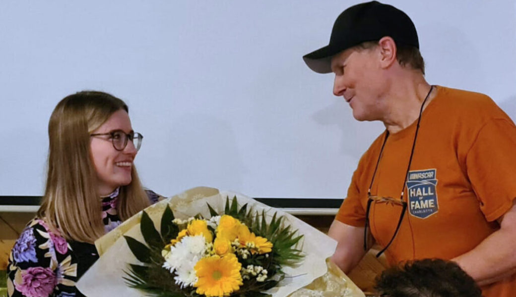  Nicole Göldi nimmt ein Geschenk und Gratulationen entgegen. Bilder: PD