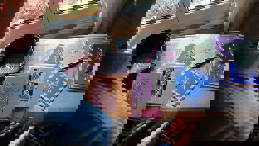  Ideen hat Dorly Tanner viele: Selbst Verpackungen von Pralinés dienen als Ausgangsmaterial für ihre Karten.