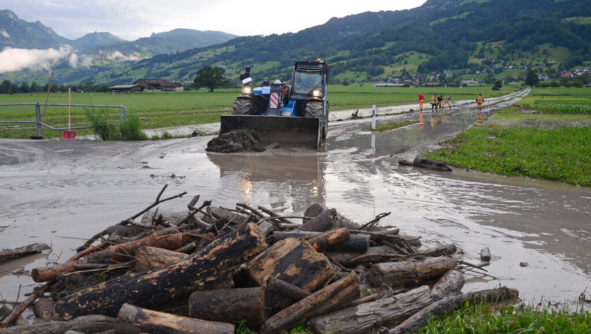  Viel Geröll und Holz wurde vom Mühlbach auf die Strasse gespült. 