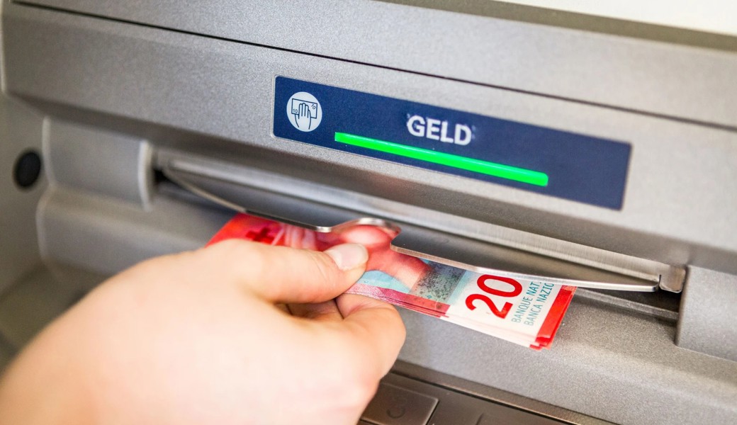 Der Beschuldigte zwang eine Person, für ihn 200 Franken von einem Bancomaten abzuheben.