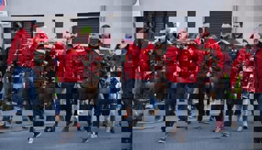 Kräftig geschüttelt: Lautstarker Menschenzug beim «Altjohr-Usschella» in Räfis-Burgerau