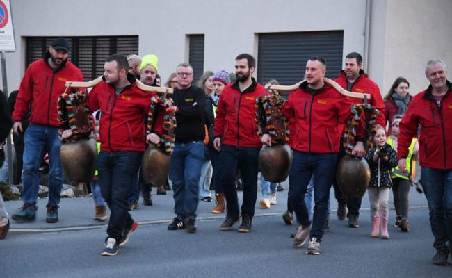 Kräftig geschüttelt: Lautstarker Menschenzug beim «Altjohr-Usschella» in Räfis-Burgerau