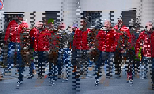 Kräftig geschüttelt: Lautstarker Menschenzug beim «Altjohr-Usschella» in Räfis-Burgerau