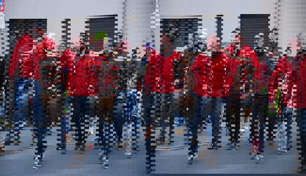  An der Spitze des Umzugs marschieren die Plumpenträger des Flaggalaholzer-Vereins. Bilder: Hansruedi Rohrer