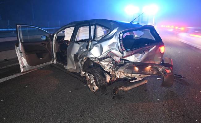 Nach Auffahrkollision auf der A13 sucht die Polizei Zeugen