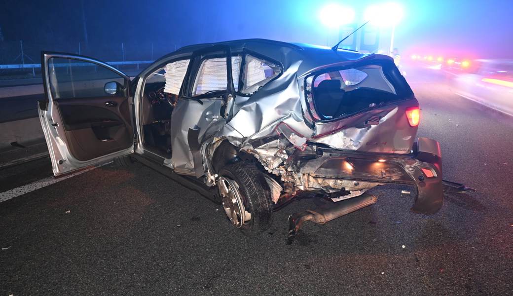Nach Auffahrkollision auf der A13 sucht die Polizei Zeugen