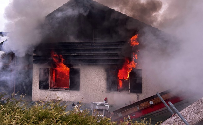 Einfamilienhaus nach Brand nicht mehr bewohnbar – Bewohnerin ins Spital gebracht