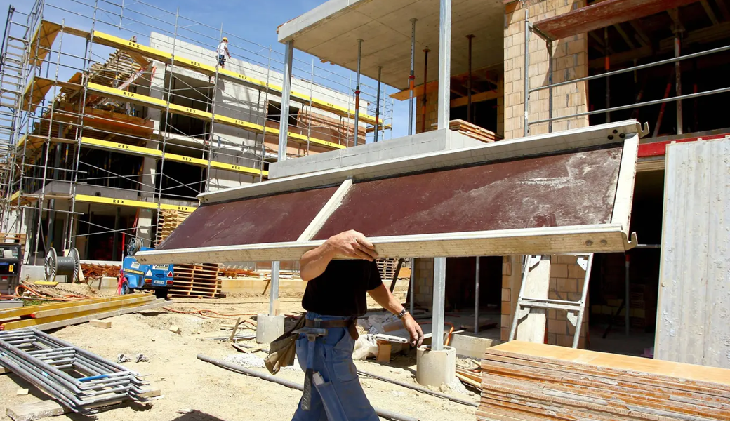 Im Baugewerbe ist der Fachkräftemangel stark – hier werden unter anderem die höchsten Lohnerhöhungen erwartet.