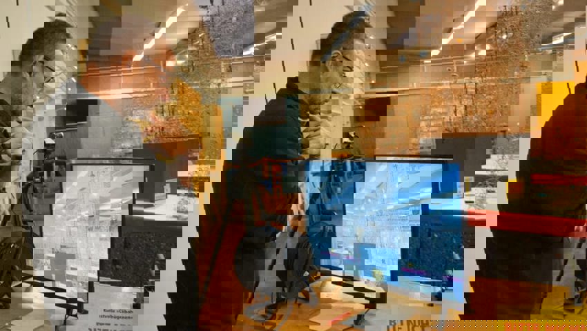  Wenn einmal eine Kugel herausspickt, analysiert der Künstler die Problemstelle und sucht nach Lösungen.