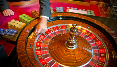 Dieb macht auf Casinoparkplatz grosse Beute im Auto eines Schweizers