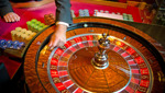 Dieb macht auf Casinoparkplatz grosse Beute im Auto eines Schweizers