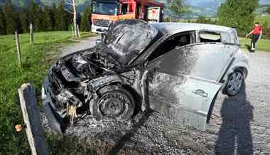 Auto vollständig ausgebrannt