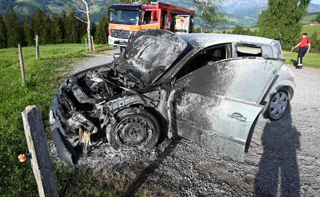 Auto vollständig ausgebrannt