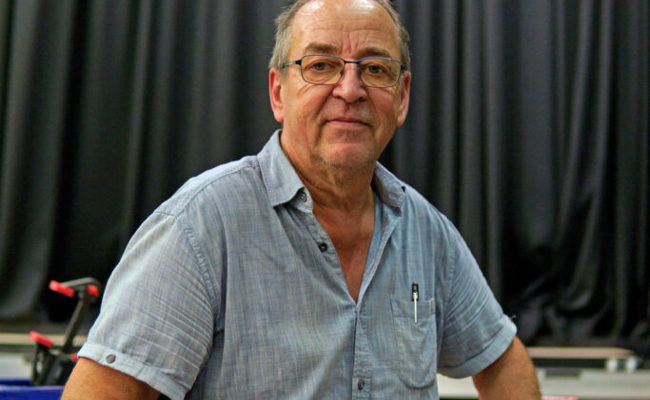 Aus 50 Quadratmetern Holz und 200 Schrauben eine Kulisse für die Götter gebaut