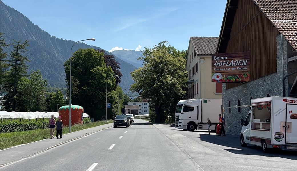 Verkehrsdienst angefahren: Polizei sucht nach Unfalllenker
