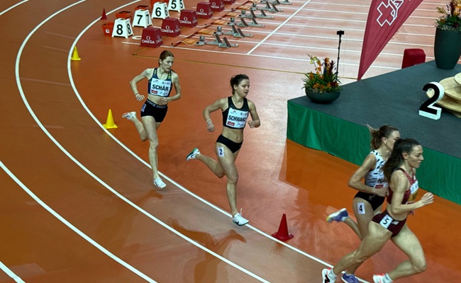 Emilia Schwarz läuft hauchdünn am Podest vorbei