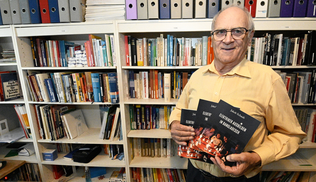 Noch druckfrisch: Jakob Schaub hat in einem Buch niedergeschrieben, wie es dazu kam, dass er in Bangladesch zwei Elektrikerschulen aufgebaut hat.