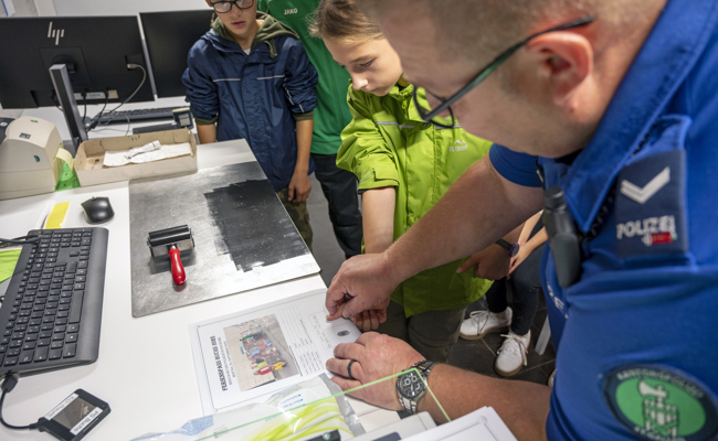 Fingerabdrücke, Spürhunde und schusssichere Westen – Ein Vormittag bei der Kantonspolizei
