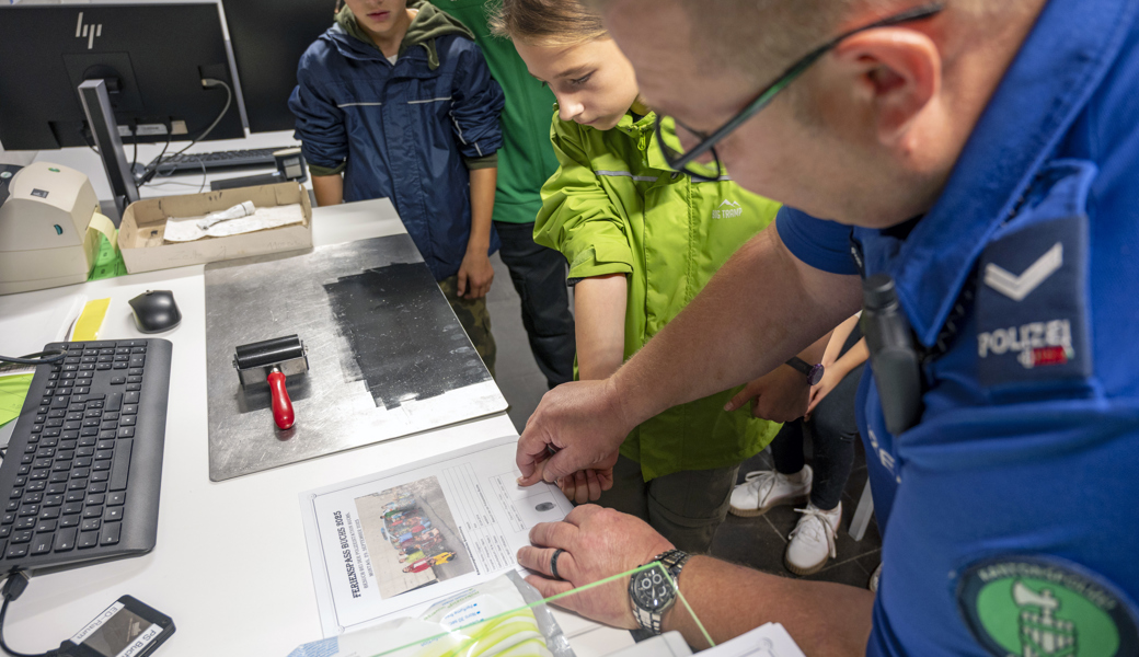 Fingerabdrücke, Spürhunde und schusssichere Westen – Ein Vormittag bei der Kantonspolizei