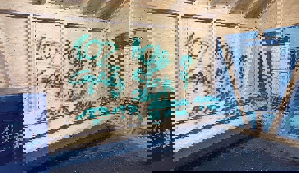  Ein Delikt von Ende Januar: Sprayereien in Sennwalder Bushäuschen. 