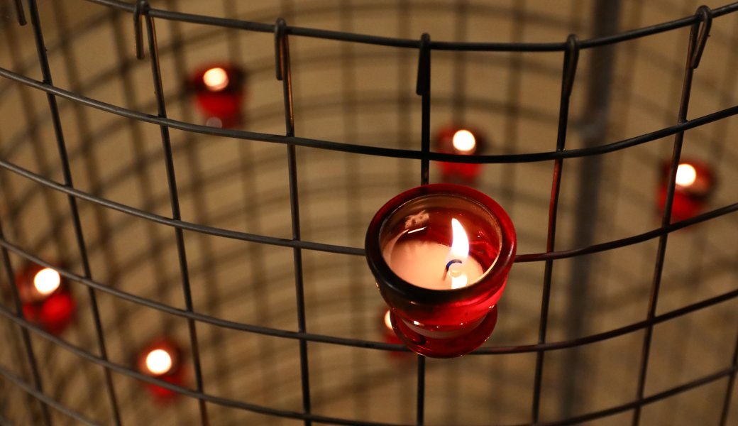 Der Regen als Spielverderber: Die Kerzen brannten nur in der Katholischen Kirche in Gams.