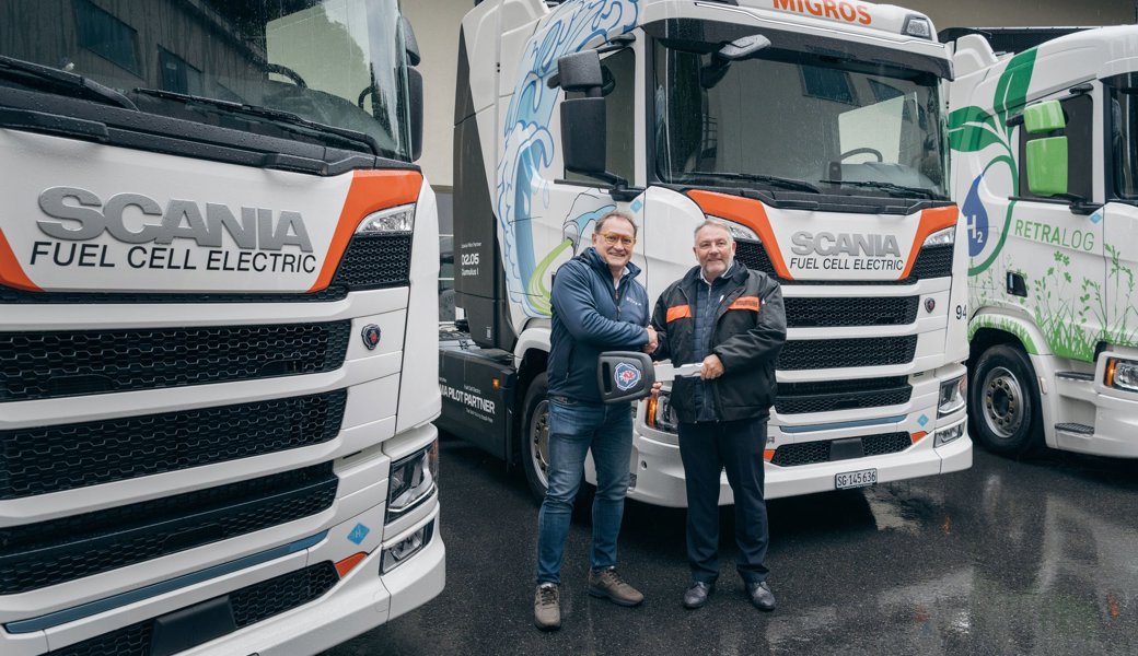 Francesco Romano, Geschäftsführer von Scania Schweiz (links) und Daniel Balmer, Leiter Transportlogistik der Migros Ostschweiz, vor den neuen Wasserstoff-Lastwagen.