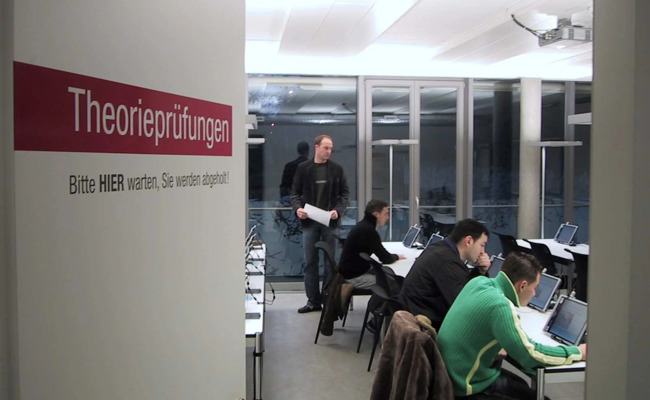 Bschiss: Fahrlehrer flüstert während der Theorieprüfung Kandidaten Antworten ein – verurteilt