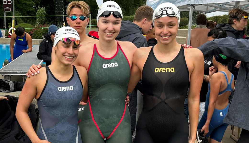 Flöser Siegespodest über 50 Meter Brust (v. l.): Giovanna Bevivino, Leonie Menzi und Nola Menzi. 