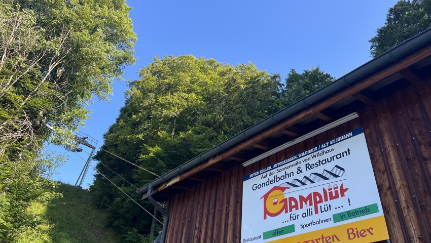 Von Wildhaus bringt die Gondelbahn Wanderinnen und Wanderer bequem nach Gamplüt. Von Wildhaus bringt die Gondelbahn Wanderinnen und Wanderer bequem nach Gamplüt.