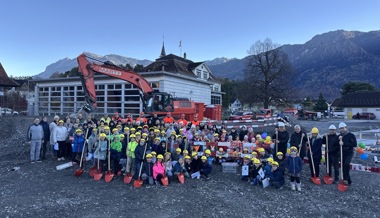 Der Bau des Schulhauses startete mit einer Botschaft durch die Zeit