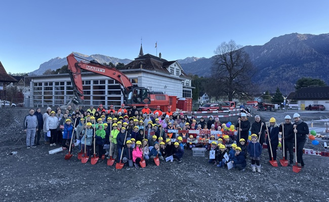 Der Bau des Schulhauses startete mit einer Botschaft durch die Zeit