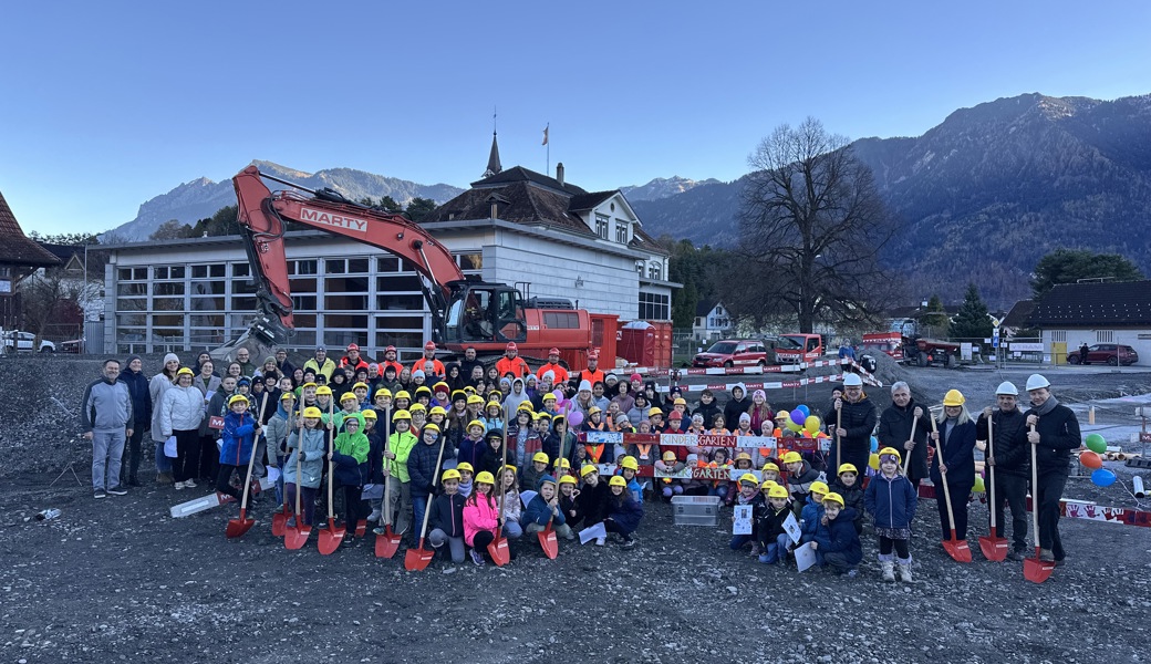 Der Bau des Schulhauses startete mit einer Botschaft durch die Zeit