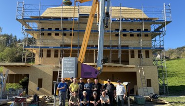 Kurhotel Kamor ist aufgerichtet: Der Rohbau der Freilichtbühnenkulisse steht