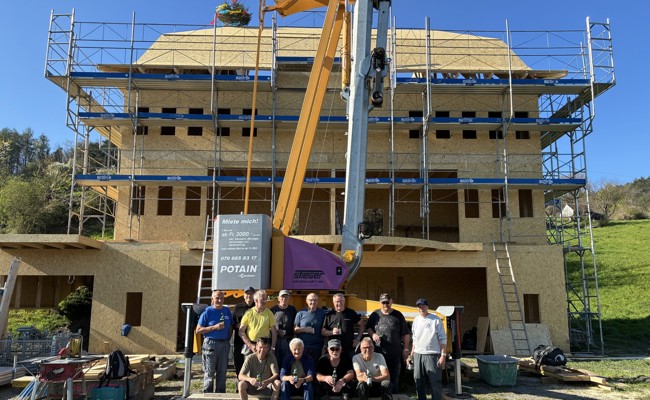 Kurhotel Kamor ist aufgerichtet: Der Rohbau der Freilichtbühnenkulisse steht