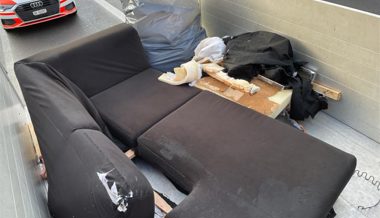 Fahrzeug verliert seine Möbel auf Autobahn A13 in Maienfeld - Polizei sucht Zeugen