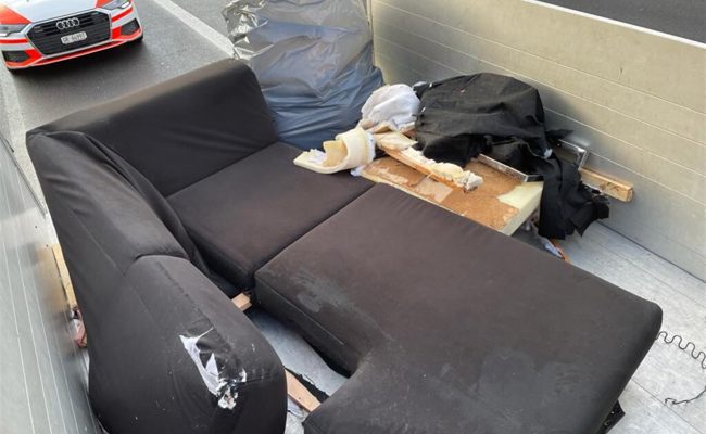 Fahrzeug verliert seine Möbel auf Autobahn A13 in Maienfeld - Polizei sucht Zeugen