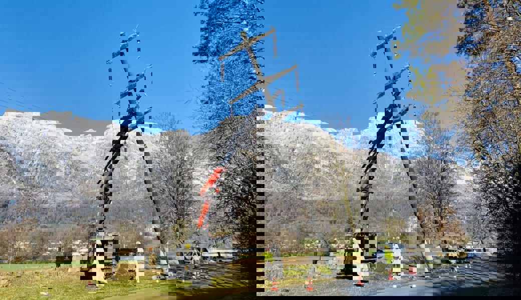  Rückbau eines 24 Meter hohen Betonmastes der ehemaligen 20-kV-Freileitung mit einem Pneukran.