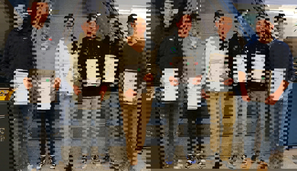  Stolz präsentieren die Lernenden ihre Diplome (von links): Flurin Tinner, Simon Eschenmoser, Anna Keller, Manuel Eggenberger, Luis Korner, Fabian Tischhauser. 