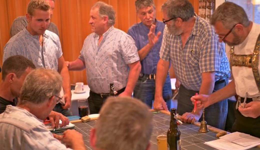 Reger Austausch an der Alpeinrechnung der Alp Selamatt im «Schäfli» in Alt St. Johann. Die Versammlung wird vom Präsidenten an der Tafel, rechts im Bild, geführt, unterstützt von zwei Alpmeistern, dem Alpschreiber und Kassier. 