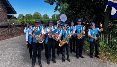 Mit Marschmusik und Flötenfieber: Die Seveler Musik feiert beim Partnerverein Kirmes