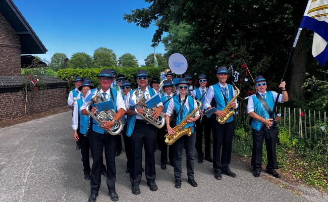 Mit Marschmusik und Flötenfieber: Die Seveler Musik feiert beim Partnerverein Kirmes