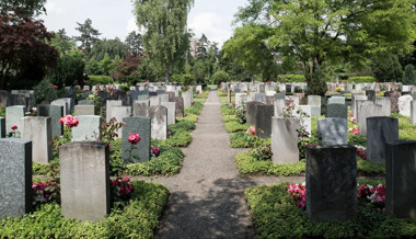 Zu früh, zu taktlos: Grabsteinwerbung nur zwei Wochen nach dem Todesfall